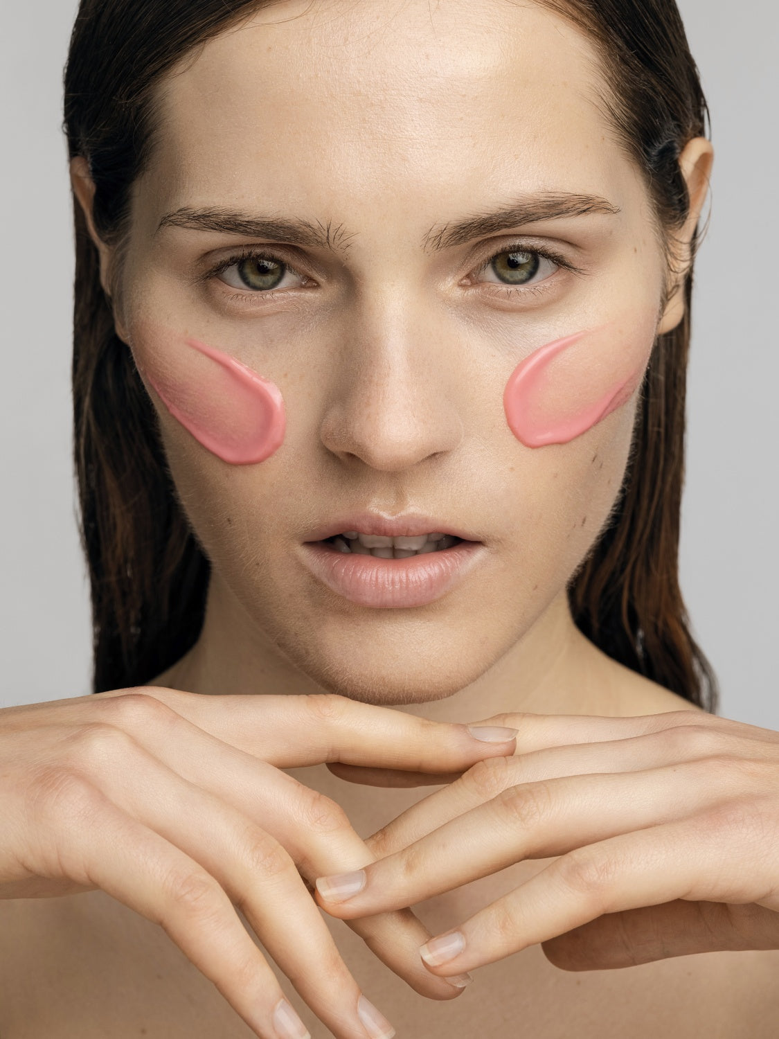 Skintegra Spectra umirujuća serumska emulzija i tekstura na licu modela